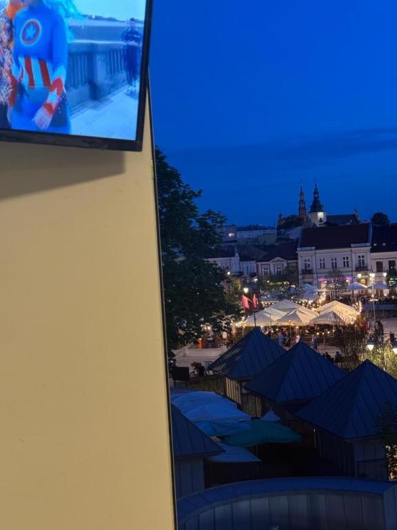 Hotelowe Pokoje Paris -Rynek Centrum- City One كيلتشي المظهر الخارجي الصورة