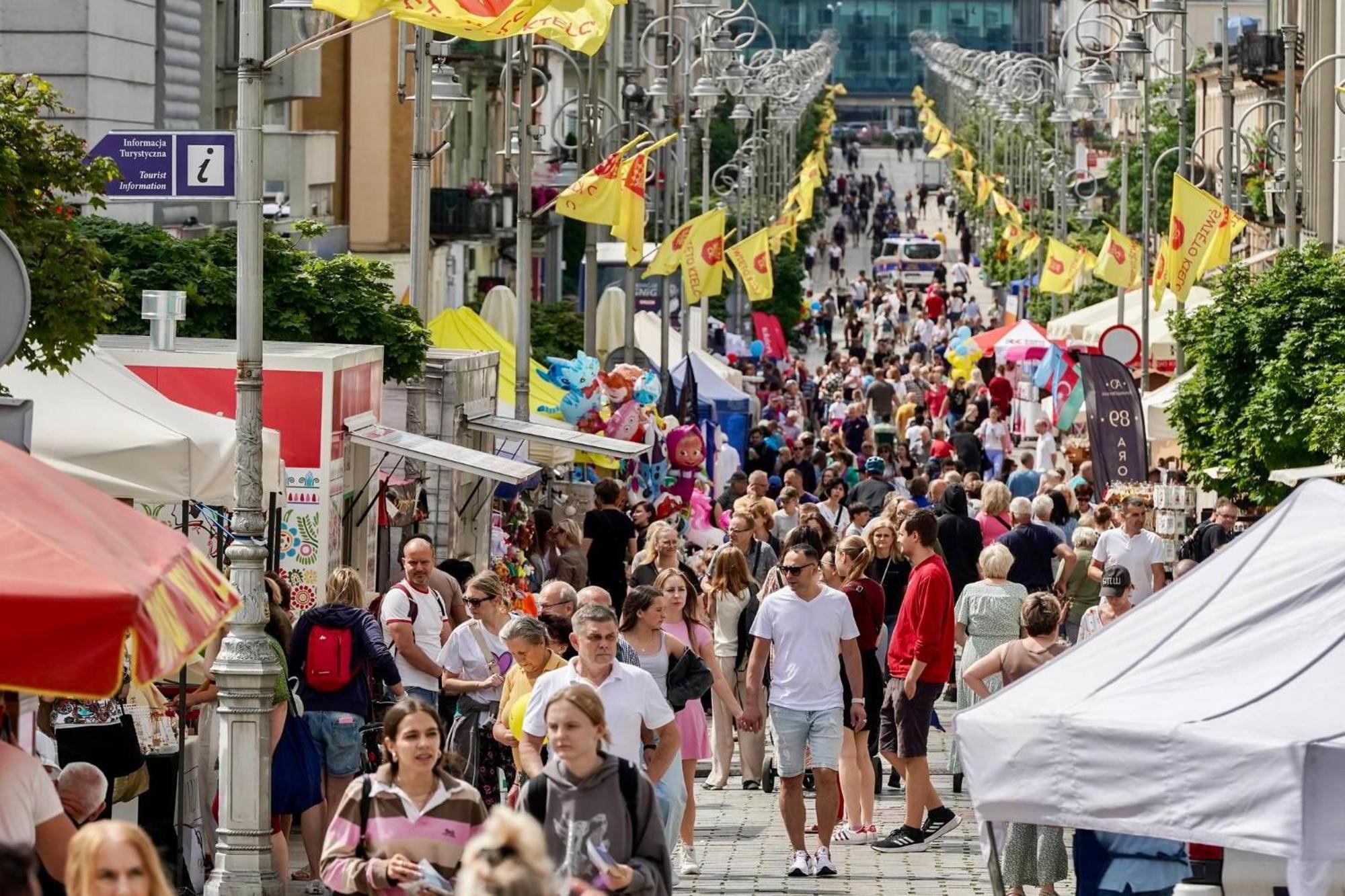 Hotelowe Pokoje Paris -Rynek Centrum- City One كيلتشي المظهر الخارجي الصورة